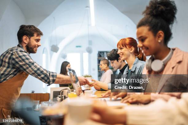 多様な顧客と忙しいカフェ、コーヒーや軽食を注文 - reopening ストックフォトと画像