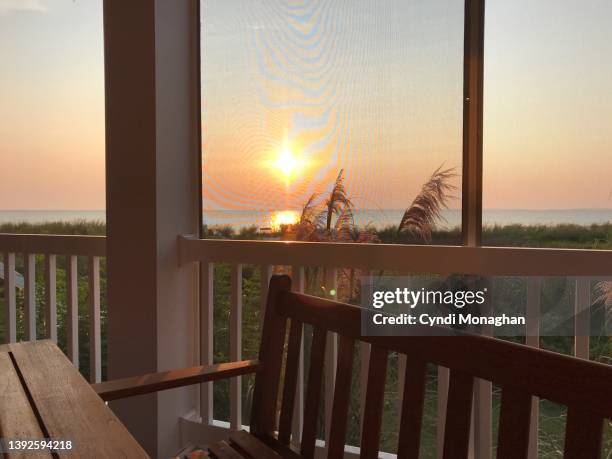sunset view of the chesapeake bay from a screened in porch. - côte est du maryland photos et images de collection