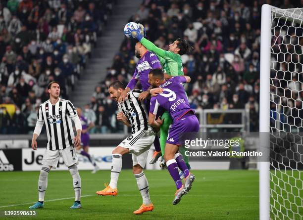 Mattia Perin of Juventus competes for a header with Nicolas Gonzalez of Fiorentina during the Coppa Italia Semi Final 2nd Leg match between Juventus...