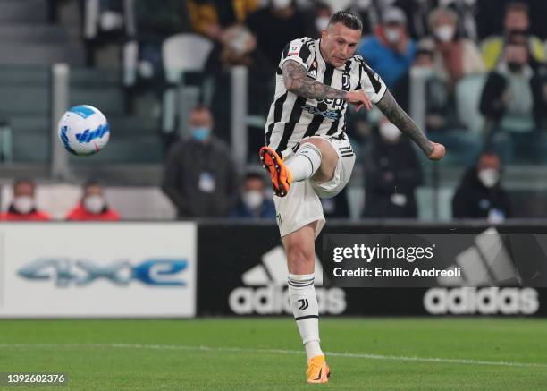 Federico Bernardeschi of Juventus scores the opening goal during the Coppa Italia Semi Final 2nd Leg match between Juventus FC v ACF Fiorentina at...