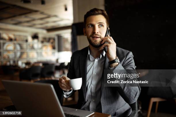 empresário falando no smart phone e bebendo café - smart casual - fotografias e filmes do acervo
