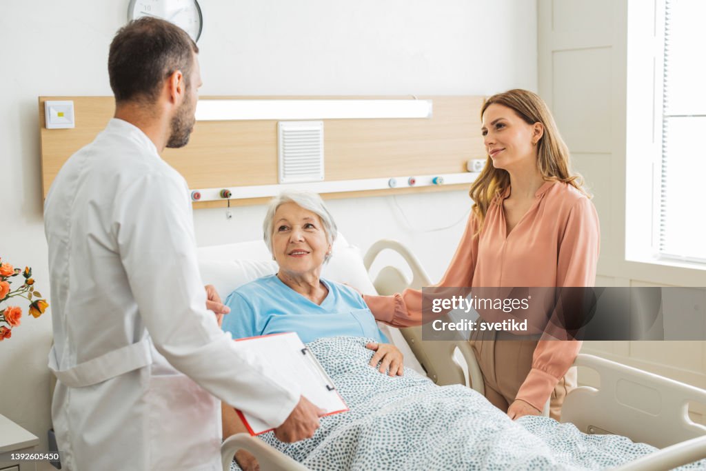 Frau besucht ihre Mutter im Krankenhaus