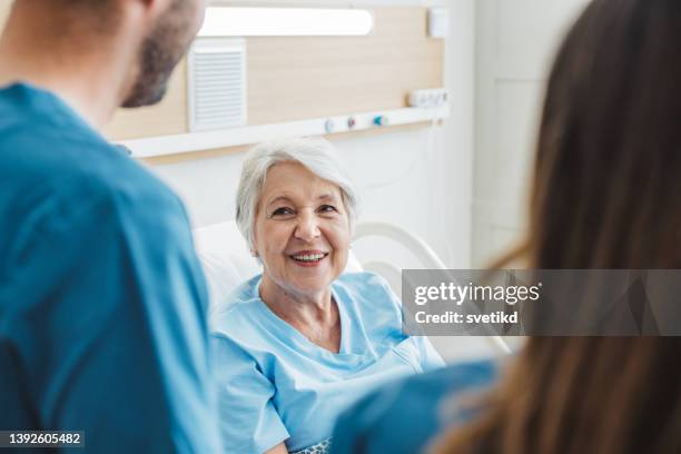 senior woman in hospital bed - patientkontakt bildbanksfoton och bilder