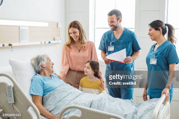 besuch bei großmutter im krankenhaus - hospital visit stock-fotos und bilder