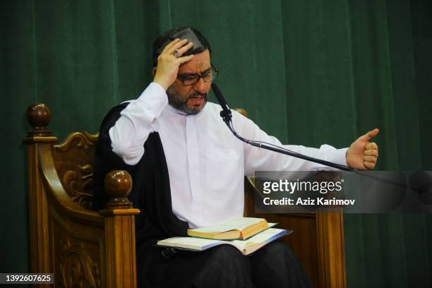 Theologian, Imam-jamaat of the mosque "Meshedi Dadash" Haji Shahin Hasanli hold the Koran on his heads during Lailat al-Qadr on April 20, 2022 in...