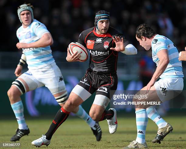 Racing Metro Argentinian flanker Juan Leguizamon vies with Racing-Metro South African flanker Jacques Cronje and Racing-Metro French center Henry...