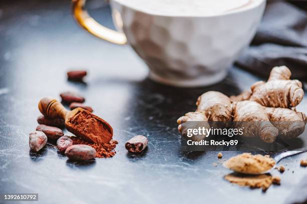 frischer und gemahlener ingwer mit kakaopulver für heiße schokolade - halal stock-fotos und bilder