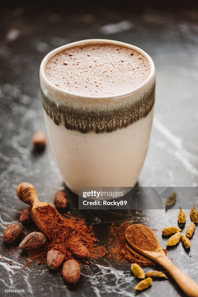 Heiße Schokolade mit gemahlenem Kardamom