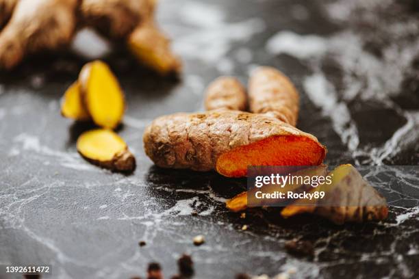 sliced fresh ginger and turmeric with pepper - antiinflamatório imagens e fotografias de stock