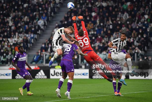 Matthijs de Ligt of Juventus competes for the ball with Bartlomiej Dragowski of Fiorentina during the Coppa Italia Semi Final 2nd Leg match between...