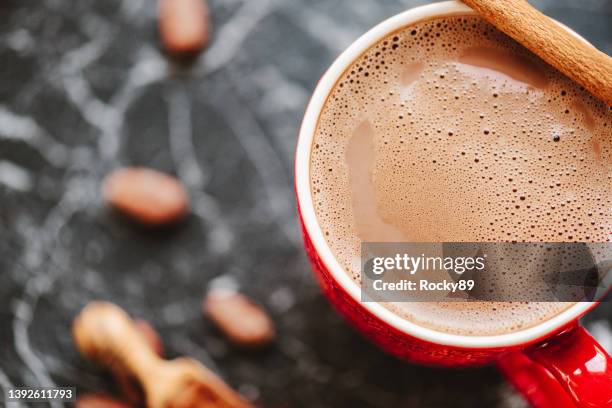 cioccolata calda con cannella - tazza di latte dall'alto foto e immagini stock