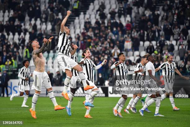 Players of Juventus celebrate their side's victory after the Coppa Italia Semi Final 2nd Leg match between Juventus FC v ACF Fiorentina at Allianz...