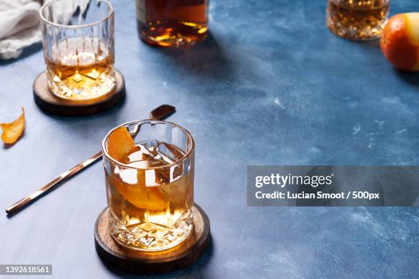 bourbon cocktails,close-up of drink on table,united states,usa - bourbon whiskey 個照片及圖片檔