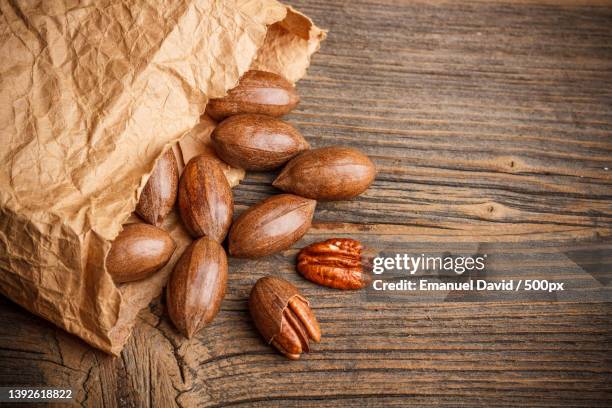 organic fresh harvested pecan nut in paper sack - noz pecã - fotografias e filmes do acervo