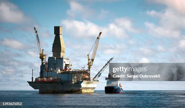 oil rig offshore drilling platform and support vessel - sea of okhotsk stock pictures, royalty-free photos & images