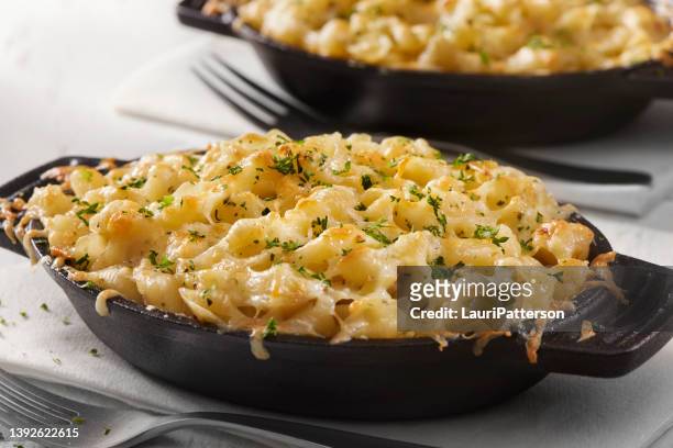 baked creamy macaroni and cheese with rotini - fettuccine alfredo stock pictures, royalty-free photos & images