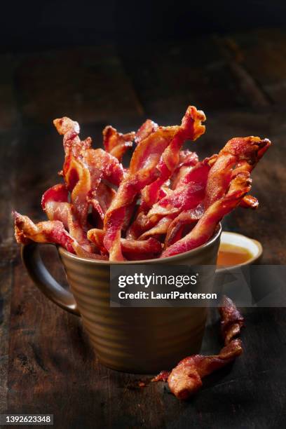 spiralförmiger dick geschnittener speck mit ahornsirupsauce - schweinebauch stock-fotos und bilder