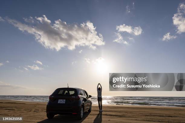 woman enjoying sightseeing during business trip - land vehicle - fotografias e filmes do acervo