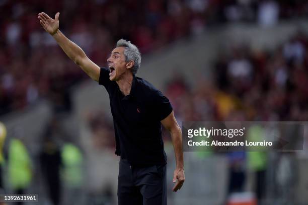 Head Coach Paulo Sousa of Flamengo reacts during the match between Flamengo and Palmeiras as part of Brasileirao Series A 2022 at Maracana Stadium on...