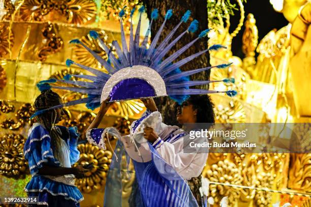 Revelers prepare prior to the Access Group show on day one of the Rio de Janeiro 2022 Carnival at Marquês de Sapucaí Sambodrome on April 20, 2022 in...