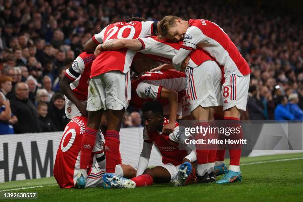 Arsenal players celebrate their 2nd goal scored by Emile Smith Rowe of Arsenal during the Premier League match between Chelsea and Arsenal at...