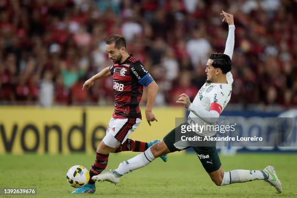 Everton Ribeiro of Flamengo fights for the ball with Gustavo Gomez of Palmeiras during the match between Flamengo and Palmeiras as part of...