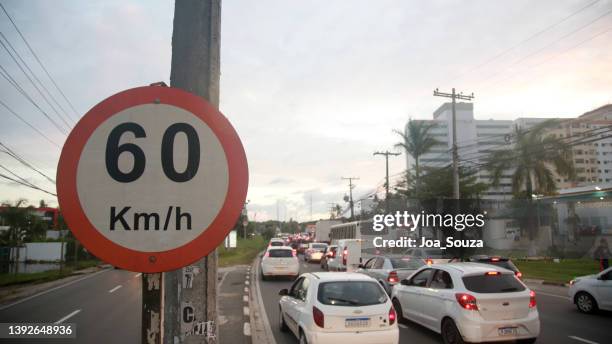maximum speed in transit - kilometer stockfoto's en -beelden