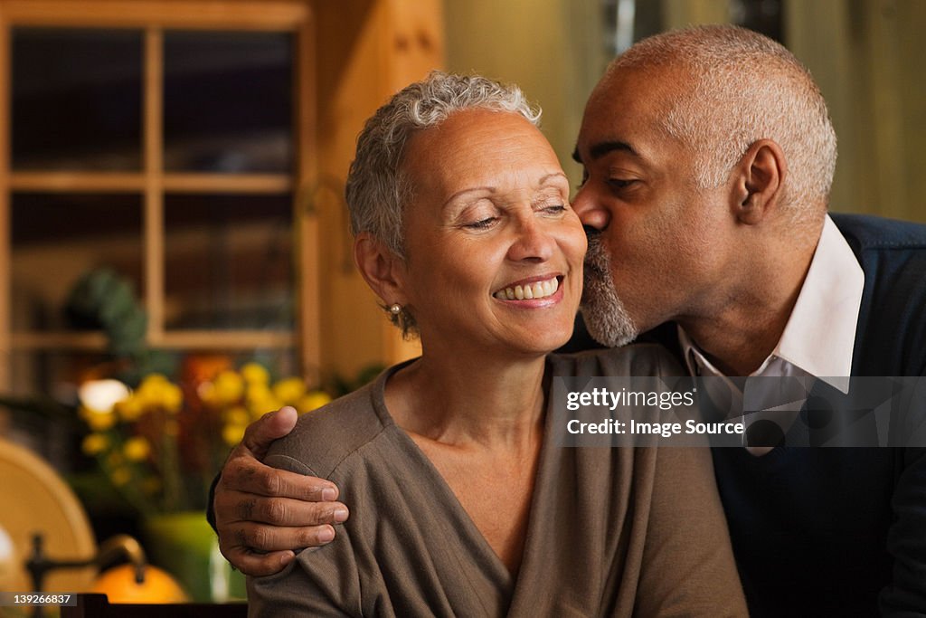 熟年カップルのキス