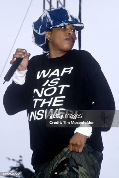 Macy Gray performs during Alice@97.3 "Now and Zen" festival at Sharon Meadow on September 23, 2001 in San Francisco, California.
