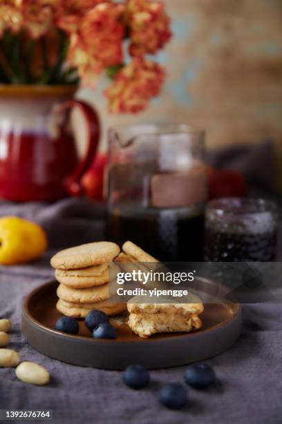 artisanal baked wholegrain biscuits, stuffed with peanut butter - oreo stock pictures, royalty-free photos & images