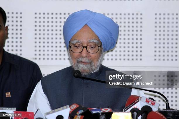 Dr Manmohan Singh delivering speech at a Press Conference in Ahmedabad Gujarat India on 7th November 2017 .