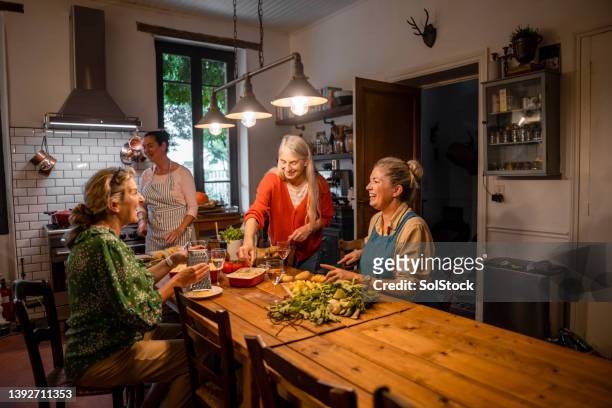 donne mature che preparano la cena - cultura francese foto e immagini stock