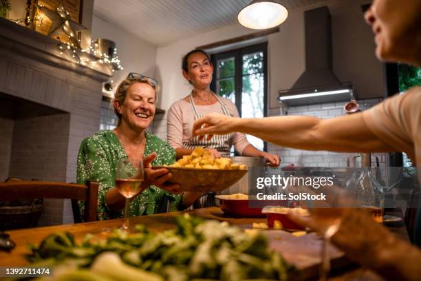 preparing the veggies together - 僅成年女人 個照片及圖片檔