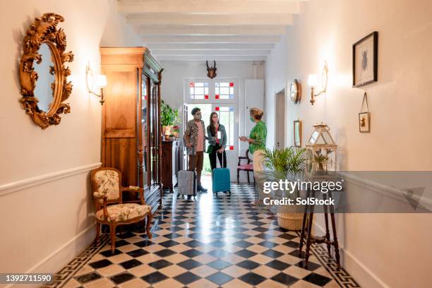 mostrar sus pasaportes de vacunación al registrarse - alojamiento y desayuno fotografías e imágenes de stock