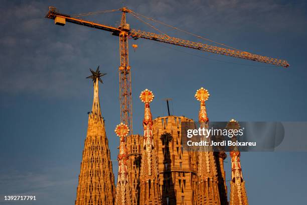 la sagrada familia in barcelona, catalonia, spain - sagrada familia foto e immagini stock