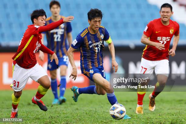Lee Chung-Yong of Ulsan Hyundai controls the ball against Su Tianshi of Guangzhou FC during the second half of the AFC Champions League Group I match...