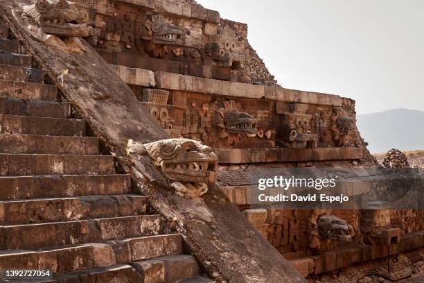 detail of the sculptures of the temple of quetzalcoatl in teotihuacan. - ancient mayan gods stock-fotos und bilder