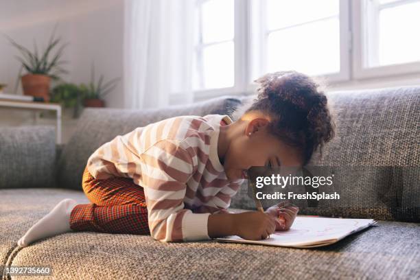 little girl drawing - kid with markers 個照片及圖片檔