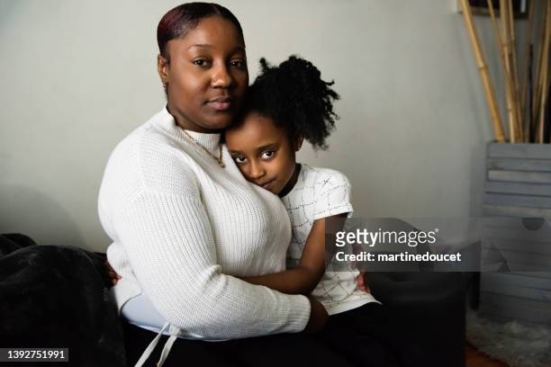 retrato de madre e hija en sala de estar. - haitian ethnicity fotografías e imágenes de stock