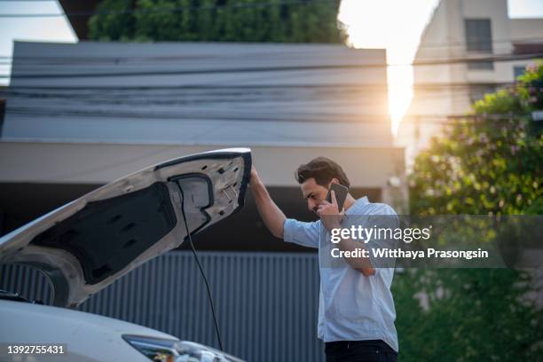 car breakdown - avería de coche fotografías e imágenes de stock