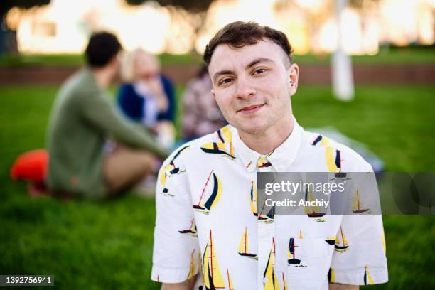 retrato de um transman confiante - ftm - fotografias e filmes do acervo