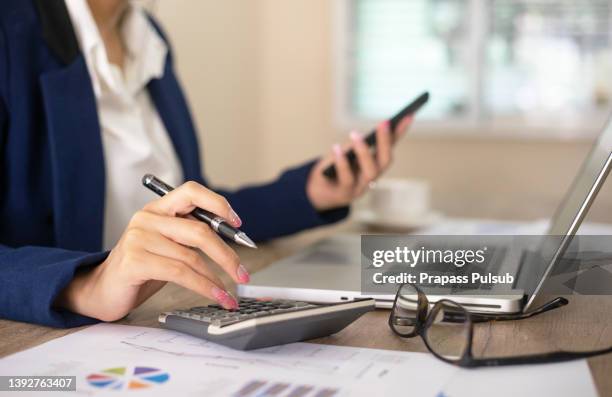 businesswoman working in office - ingresos fotografías e imágenes de stock