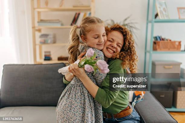 mein geschenk an dich ist tulpe - woman giving flowers stock-fotos und bilder