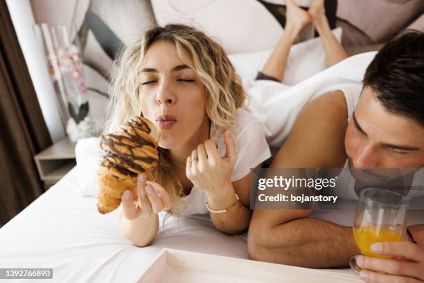 süßer start in den tag - auf dem bauch liegen stock-fotos und bilder