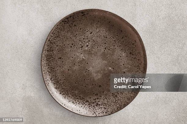 beautiful ceramic empty table setting - empty plate foto e immagini stock
