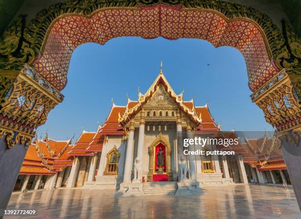 wat benchamabophit, dusitwanaram ratchaworawihan also known as the marble temple it is one of the most beautiful temples in bangkok. and is an important tourist attraction of the country - empena - fotografias e filmes do acervo