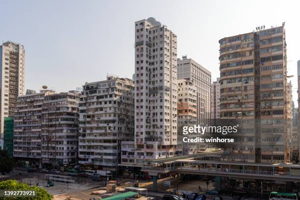 residential buildings in mong kok, kowloon, hong kong - mong kok imagens e fotografias de stock