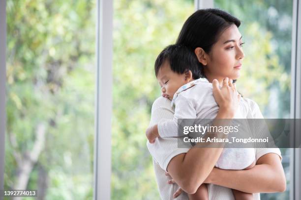 madre soltera - baby depression fotografías e imágenes de stock