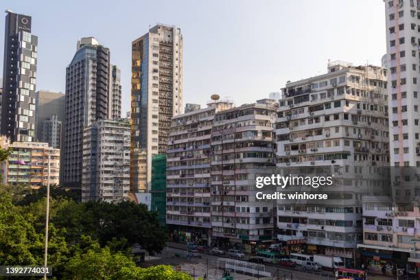 residential buildings in mong kok, kowloon, hong kong - mong kok imagens e fotografias de stock