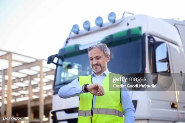 lkw-fahrer überprüft die zeit - auf die uhr schauen stock-fotos und bilder